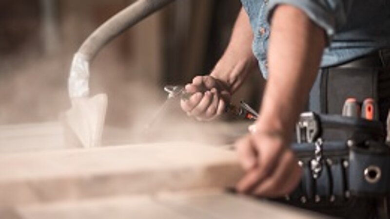 Holzstaub absaugen mit ESTA Absauganlagen.