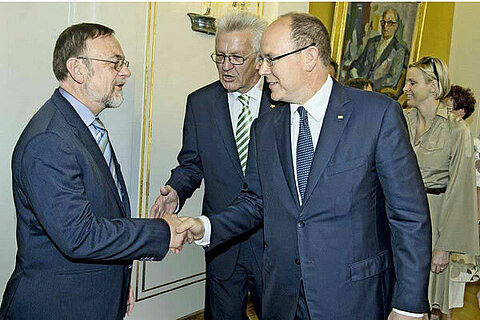Dr. Kulitz im Gespräch mit Fürst Albert II von Monaco und Winfried Kretschmann.
