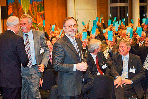 Dr. Peter Kulitz bei der Abstimmung in der Vertreterversammlung der Ulmer Volksbank.