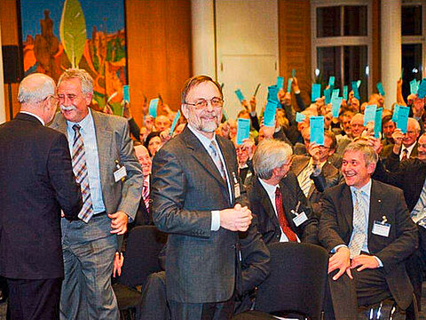 Dr. Peter Kulitz voting at the representatives' meeting of Ulmer Volksbank. Dr. Peter Kulitz voting at the representatives' meeting of Ulmer Volksbank.