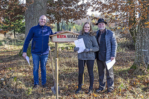 ESTA Geschäftsführer Dr. Peter Kulitz, ESTA Auszubildende und Freiherr Constantin von Ulm-Erbach im ESTA Unternehmenswald