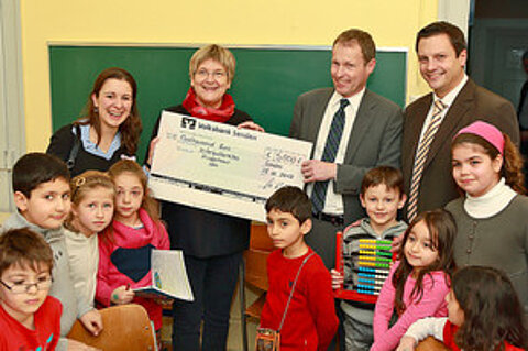 Jessica Kulitz, Jürgen Gast und Philipp Raunitschke bei der Spendenübergabe an das interkulturelle Kinderhaus in Ulm.