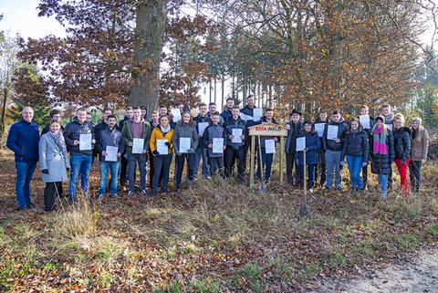 Die Auszubildenden von ESTA mit ihren Baumpatenschaftsurkunden für Bäume im ESTA Wald