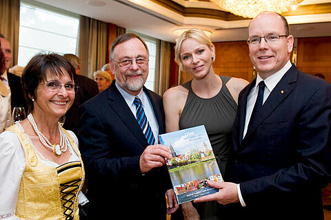 Ehepaar Kulitz mit Prince Albert II von Monaco und seiner Frau Charlène.