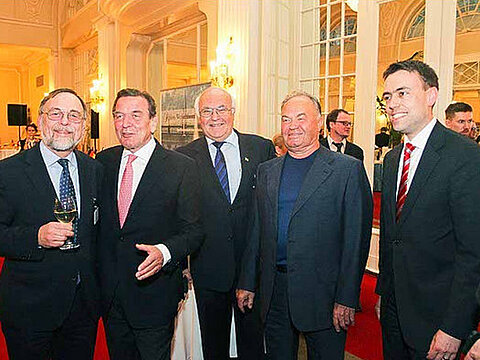 Dr. Peter Kulitz, Gerhard Schröder, Martin Herrenknecht, a Russian guest and Nils Schmid at the reception of the Baden-Württemberg state government in St. Petersburg. Dr. Peter Kulitz, Gerhard Schröder, Martin Herrenknecht, a Russian guest and Nils Schmid at the reception of the Baden-Württemberg state government in St. Petersburg.