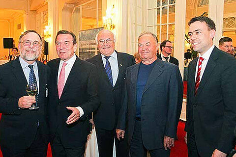 Dr. Peter Kulitz, Gerhard Schröder, Martin Herrenknecht, ein russischer Gast und Nils Schmid auf dem Empfang der baden-württembergischen Landesregierung in Sankt Petersburg.