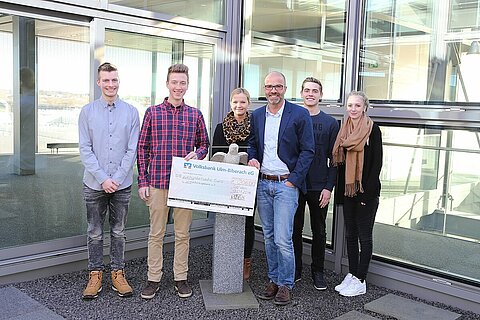 Azubis Spendenüebrgabe.