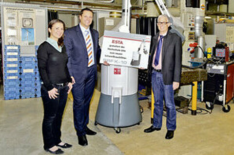 Prof. Dr. Manfred Wehrheim from Ulm University of Applied Sciences receives a MULTISOG from Jessica Kulitz and Philipp Raunitschke.