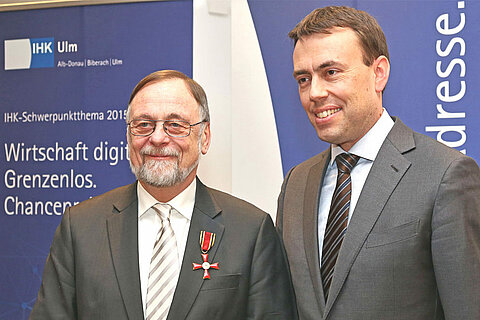 Nils Schmid überreicht Dr. Peter Kulitz das Bundesverdienstkreuz.