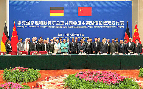 Zusammentreffen Dr. Peter Kulitz und weiterer  Mitglieder des Dialogforums mit Bundeskanzlerin Angela Merkel und Ministerpräsident Li Keqiang in der ‚Großen Halle des Volkes‘ in Peking