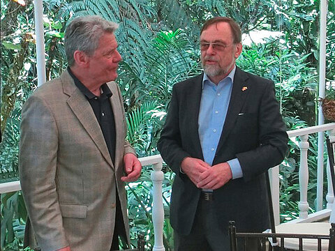 Joachim Gauck in conversation with Dr. Kulitz during a delegation trip to South America. Joachim Gauck in conversation with Dr. Kulitz during a delegation trip to South America.