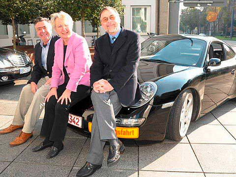 Dr. Peter Kulitz, Dr. Annette Schavan and Alois Ruf in front of an eRUF. Dr. Peter Kulitz, Dr. Annette Schavan and Alois Ruf in front of an eRUF.