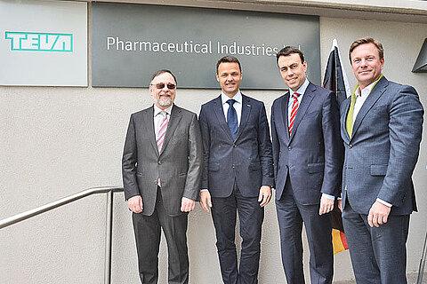 Dr. Peter-Kulitz, Dr. Sven Dethlefs, Nils Schmid und Dr. Markus Leyck Dieken bei Teva in Petach-Tikva.