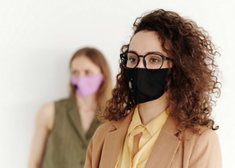 MASKEN BEI DER ARBEIT