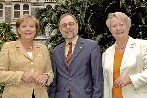 Dr. Peter Kulitz with Angela Merkel and Annette Schavan in India. Dr. Peter Kulitz with Angela Merkel and Annette Schavan in India.