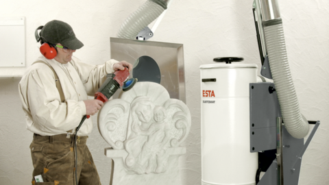 Qualifizierte Mitarbeiter bei der Bearbeitung der Steinstäube.