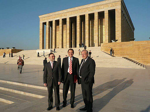 ESTA Geschäftsführer Dr. Peter Kulitz mit Vural Öger und Heinrich Grieshaber.