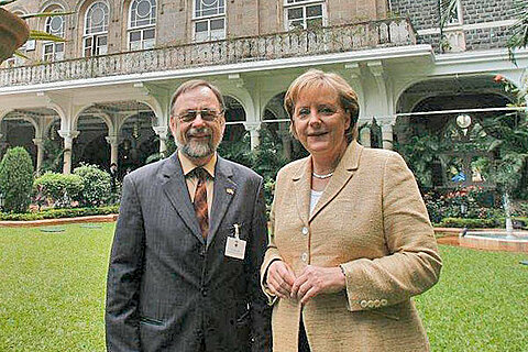 Dr. Peter Kulitz und Bundeskanzlerin Dr. Angela Merkel im Garten des Taj Mahal Palace in Mumbai.