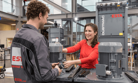 ESTA Gesellschafterin Jessica Kulitz mit einem Monteur im Anlagenbau.